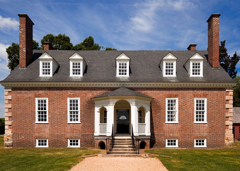 Exterior shot of Gunston Hall, a brick building with two chimneys